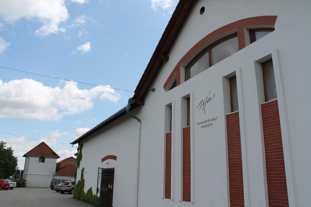 Tiffan'S Pinceszet Es Panzio Hotel Villany Exterior photo