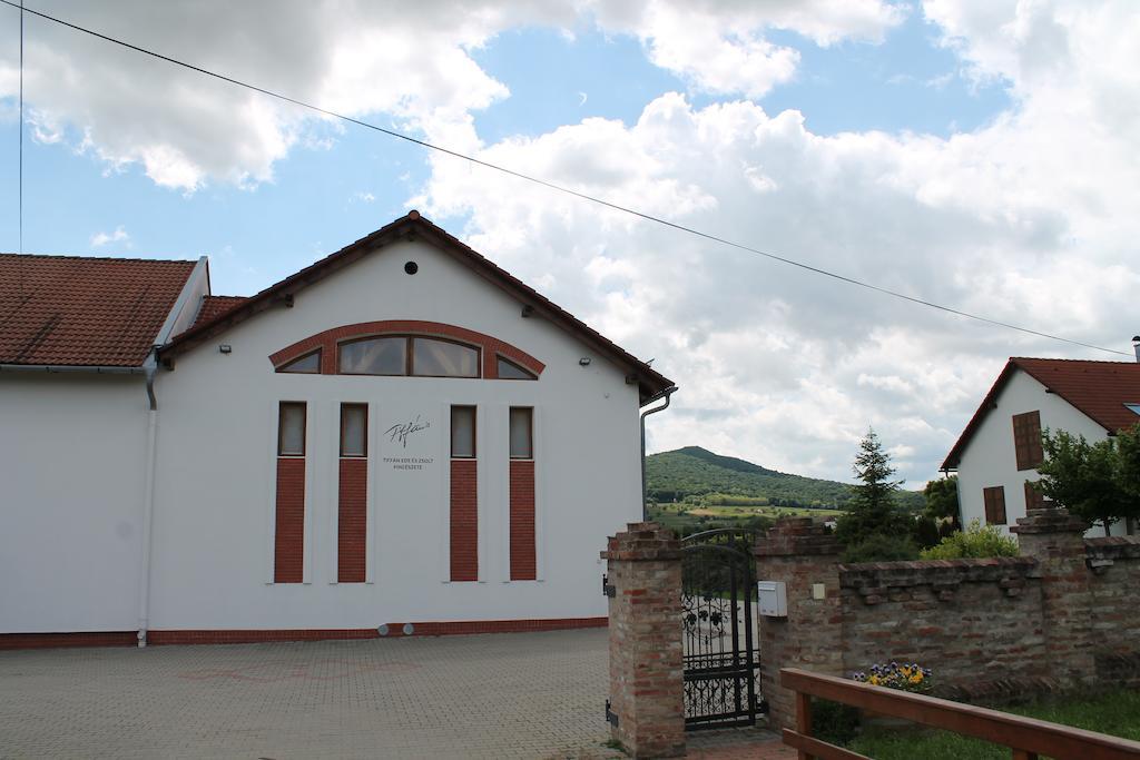 Tiffan'S Pinceszet Es Panzio Hotel Villany Exterior photo