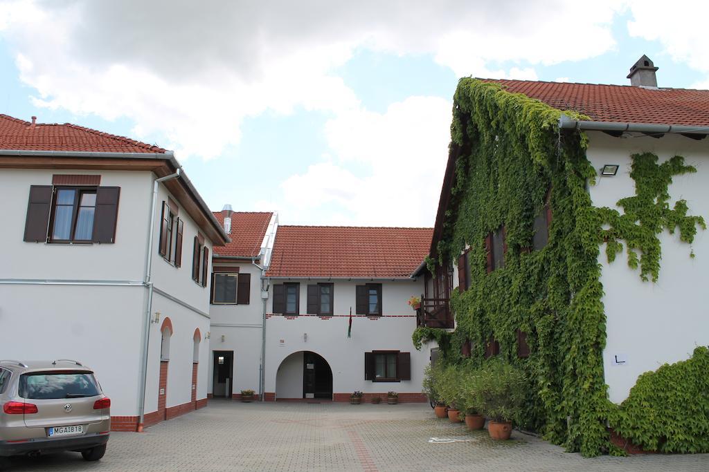 Tiffan'S Pinceszet Es Panzio Hotel Villany Exterior photo