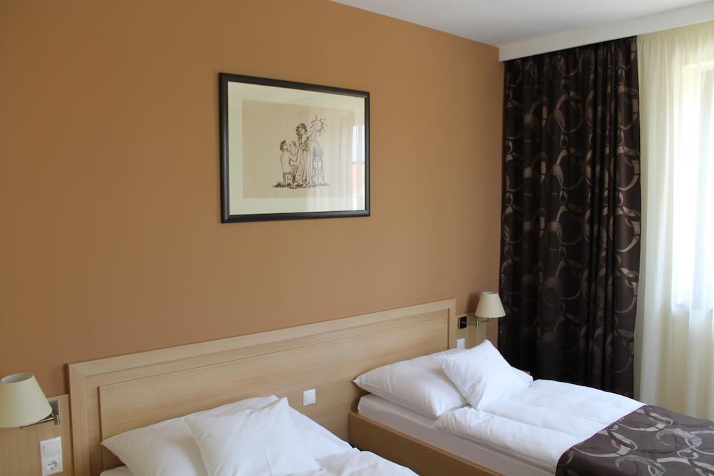 Tiffan'S Pinceszet Es Panzio Hotel Villany Room photo